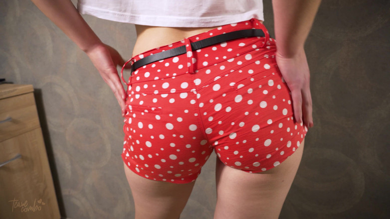 Teasecombo 4K: Гаряча азіатська тінка дражнить видимою лінією трусиків у дуже вузьких шортах