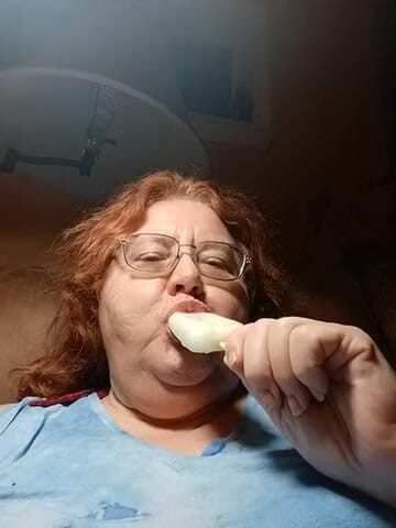 BBW nurse Vicki adventures with friends: Lízání nanuku z ledové linie