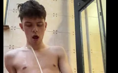 Twink pisse dehors sur lui-même et a aussi essayé