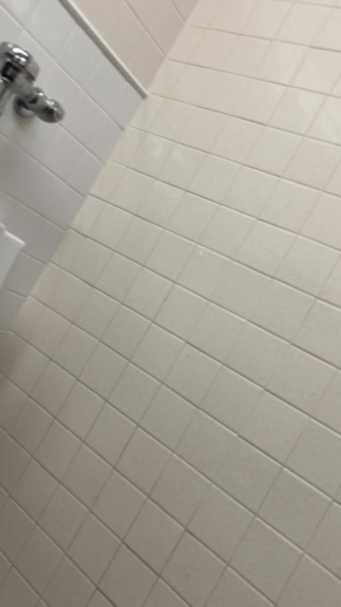 Tatted Daddy: 공공 싱크 오줌