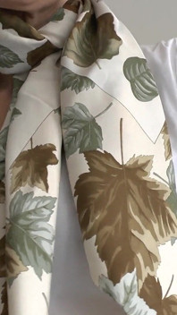 Sfilata di moda con sciarpe di seta, JOI, Lady Victoria Valente
