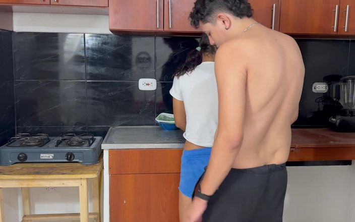 Aida Cortez: Une petite demi-sœur demande à son demi-frère de lui apprendre à cuisiner...