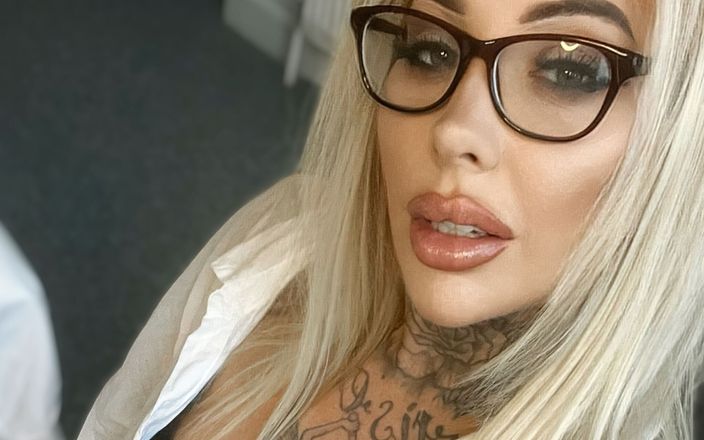 Chloe Savage: Secrétaire sexy, coaching masturbatoire