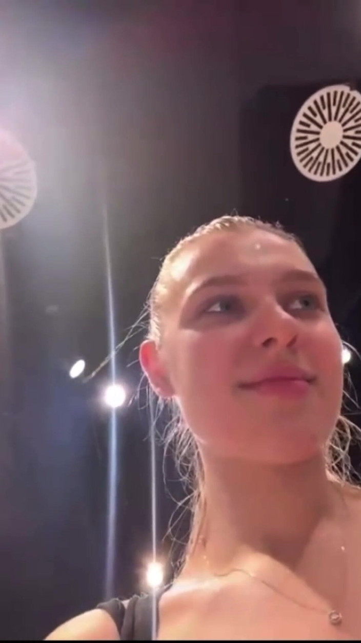 JuiceLussie: Extreme Masturbate in the Locker Room