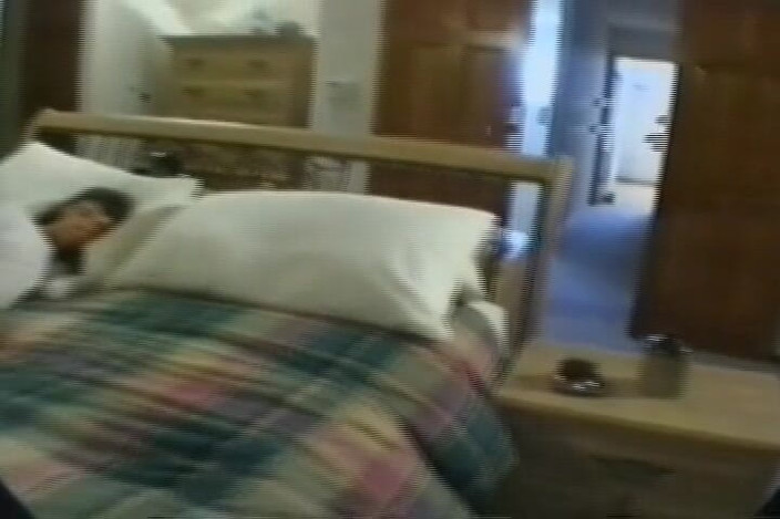 Club of Bondaged Babes: Une lesbienne fouettée punit un petit sous dans un body