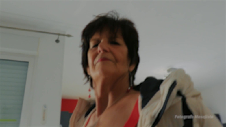 fotografo-masajista: White Grandma Submits Handcuffed BBC in Her Living Room