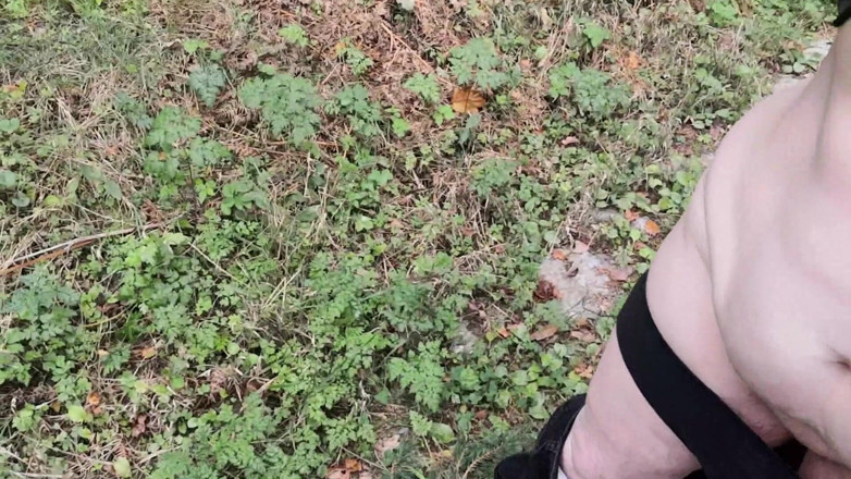 Bouncy Tits Action: Punishment walk - masukin bra dan celana dalamnya ke hutan