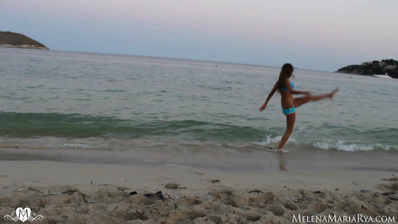 Melena Tara: Un arrapata nuda in spiaggia