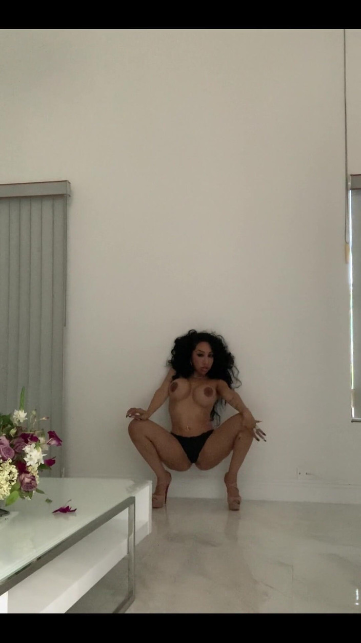 Anakaliyah: MILF sola