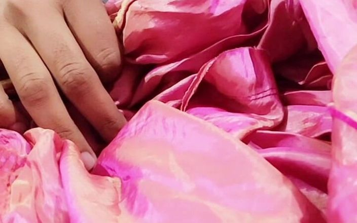 Satin and silky: पड़ोसी भाभी की गुलाबी छायांकित साटन रेशमी सलवार के साथ लंड सिर रगड़ना (24)