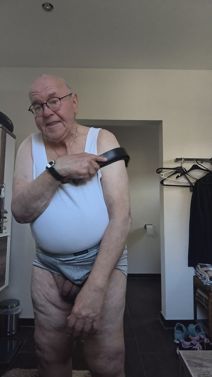 Karlchengeil: Belting Clothed
