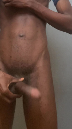 Slimniqqa: mare și neagră atârnându-se bine într-o toaletă publică