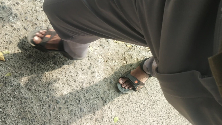 Tamil 10 inches BBC: Tamilteninches grande nero in piedi sull'autobus