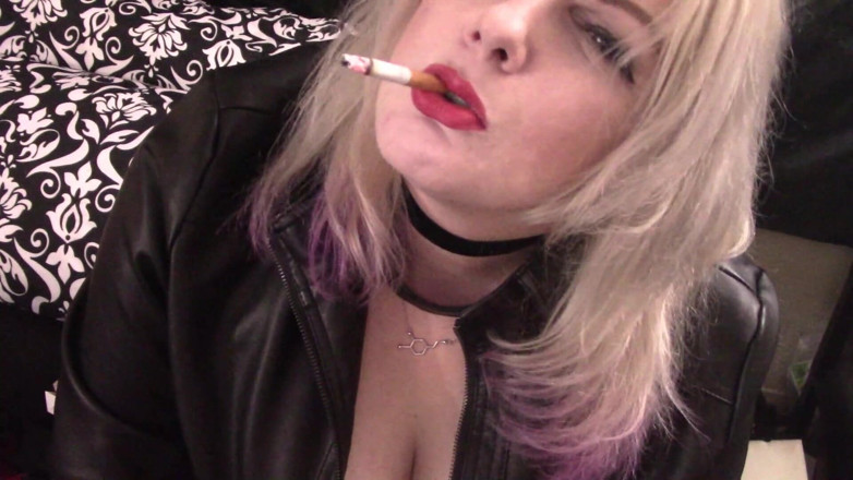 Smoke Temptress Annie Vox - Smoking Fetish: Fum roșu Marlboro atârnând