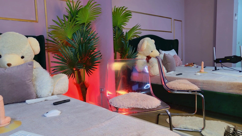 KirraWhite: Olgun sarışın orta yaşlı seksi kadın küçük kedicikle oynuyor