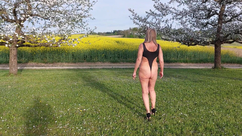 martinawest: Vovó afiada como rato com corpo de calcinha apimentada!