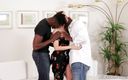 Blacks On Cougars: Заміжня Брітні Ембер пропонує анальний секс і подвійне проникнення для нової чорношкірої сусідки
