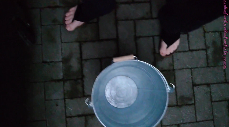 Carmen_Nylonjunge: Boso do śmietnika