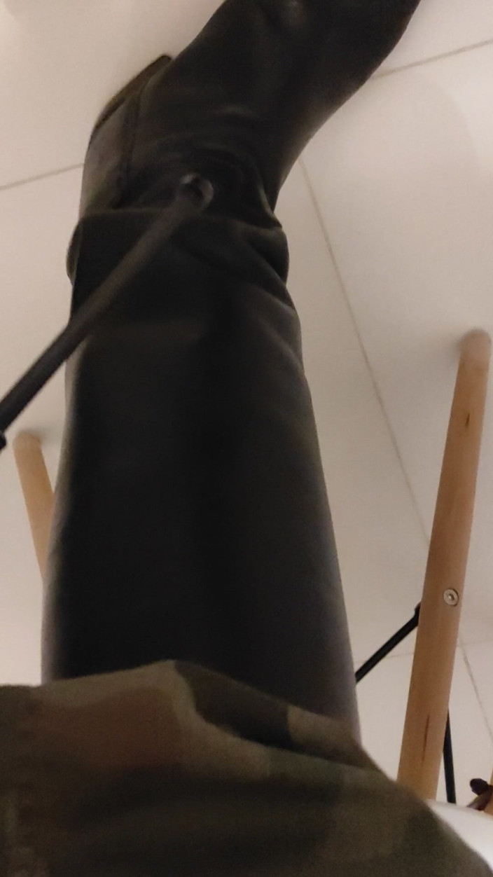 Gayfucker25: Un soldato si masturba con gli stivali degli ufficiali militari