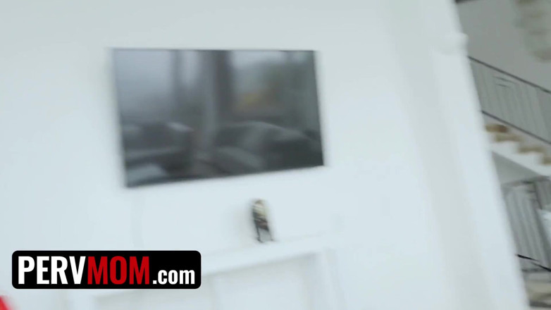 PervMom: Pervmom - günahkar üvey anne üvey oğullarının yarağını sikiyor ve yapışkan kremini yutuyor