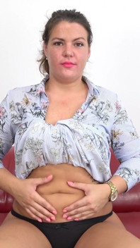 Vanessa uwodzi cię swoim brzuchem i guzikiem na brzuchu