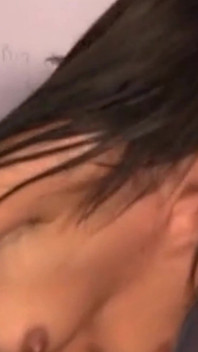 Magere brunette geeft haar eerste kijkgat