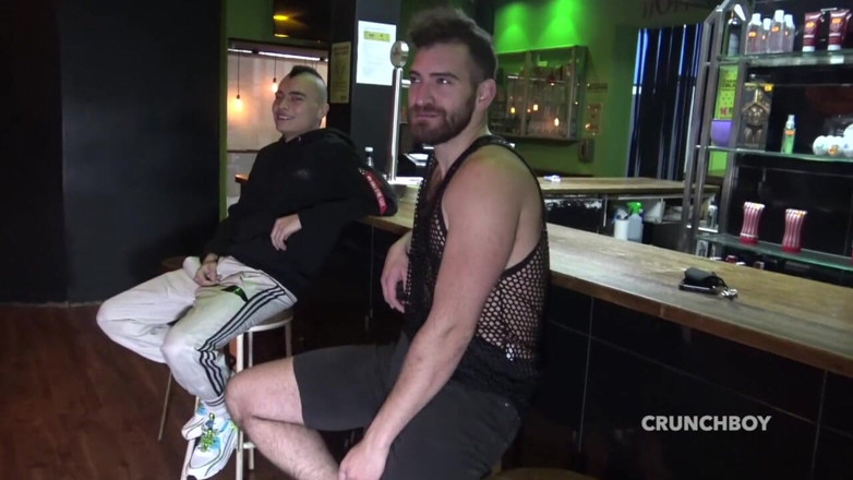 BAREBACK PARTY AT BOYBERRY CRUISING: Sürtük arkadaşları tarafından prezervatifsiz sikiliyor