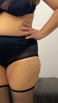 Tetas Grandes MILF En Medias Haciendo Alarde De Su Cuerpo Con Curvas Grandes Tetas