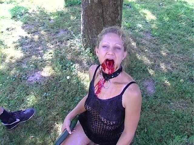 Horny Two really wet MILFs: Loira puta fica toda coberta de comida ao ar livre