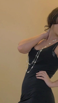 Jonge brunette speelt alleen met haar lichaam