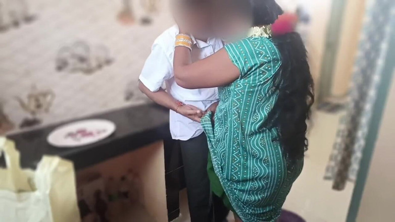 Telugu-fuckers: Desi nevlastní máma šuká v kuchyni, ošukal jsem ji k překvapení,...