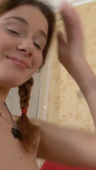 Bella ragazza fa scopata anale e pompino con un grosso cazzo massaggiatore