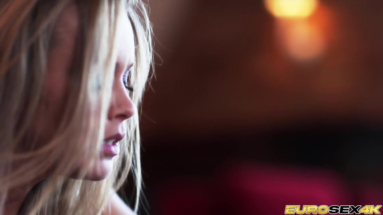 Porn Gutter: 金发女郎colette融化了她情人的