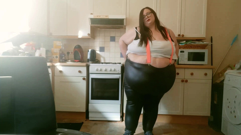 SSBBWLadyBrads: Femeie mare și frumoasă se joacă în bucătărie cu îmbrăcăminte sexy strâmtă, partea 2