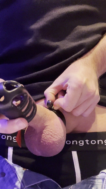 KinkyToyStory: विनम्र पिल्ला को उसके लिंग पिंजरे से बाहर निकलने की अनुमति है और