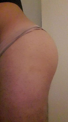 BiCgn: 엉덩이에 오이 박혔다