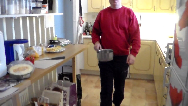 Sex hub male: John pissar i en kökspott