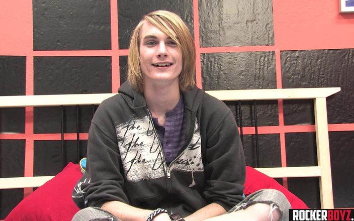 Rocker Boyz: Huge Hung Emo Twink si to dělá