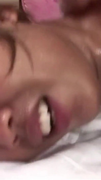 Selepas Urut berminyak di bilik hotel, awek Asia dikongkek dan mandi