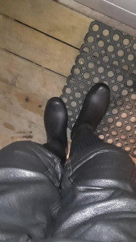 Rubberboots and Leatherpants on Ice