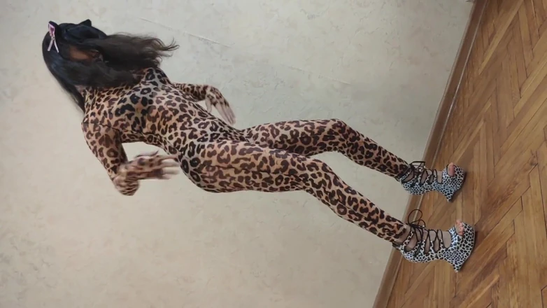 Ponny Letany: La pequeña mariquita pony vestía traje de leopardo y bailando...