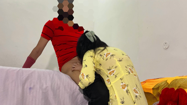 Desifilmy45: 我的处女继妹在rakhi假期从德里来，所以我后入式狠狠地操了她的阴户
