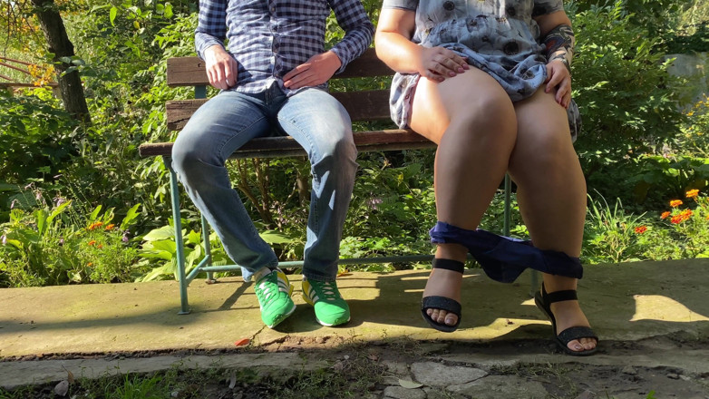 OurFetishLife: Splendida suocera che piscia con le gambe sparpando all'aperto
