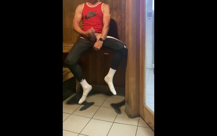 JockDad87: Dilf Jockdad87 снова возбуждена в сауне!