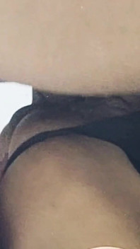 Orta yaşlı seksi kadının büyük amına her şeyi sokmak için harika bir pozisyon.