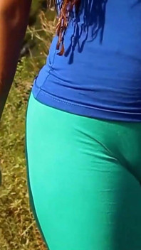 Amateur latina morena cameltoe al aire libre