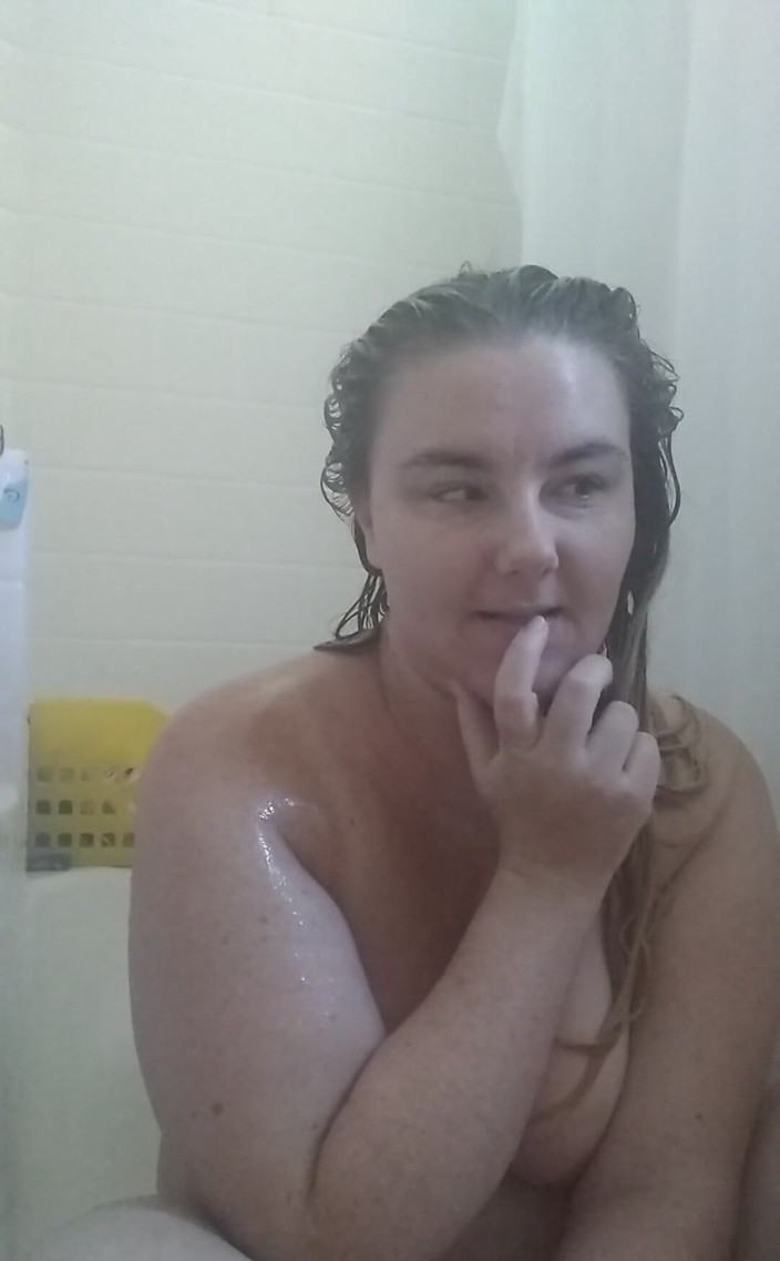 AshleyAce69: Dobré ráno! Připojte se ke mně Ve sprše .... Přinesla jsem...