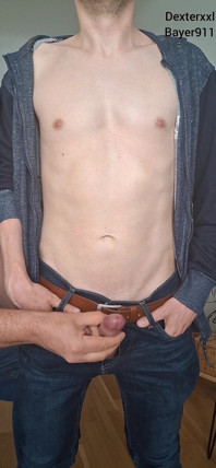 Sexy dünne junge werden von papi-hand gemolken