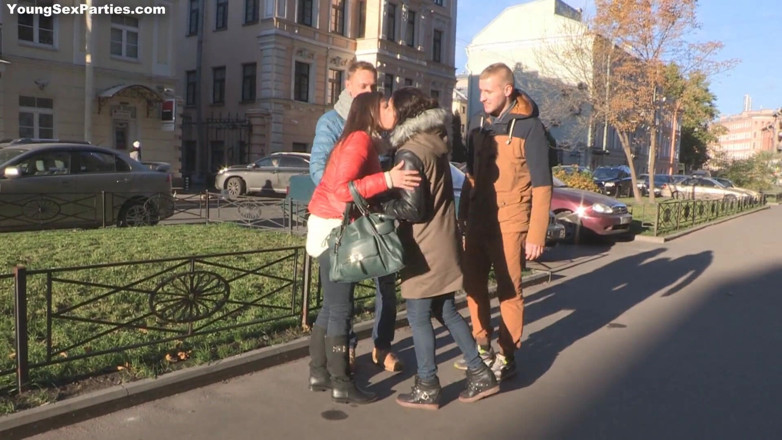 Young Sex Parties: Ny soffa för sexparty