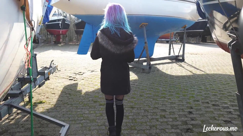 Lecherous: Alisha berkelip dan berbogel di marina